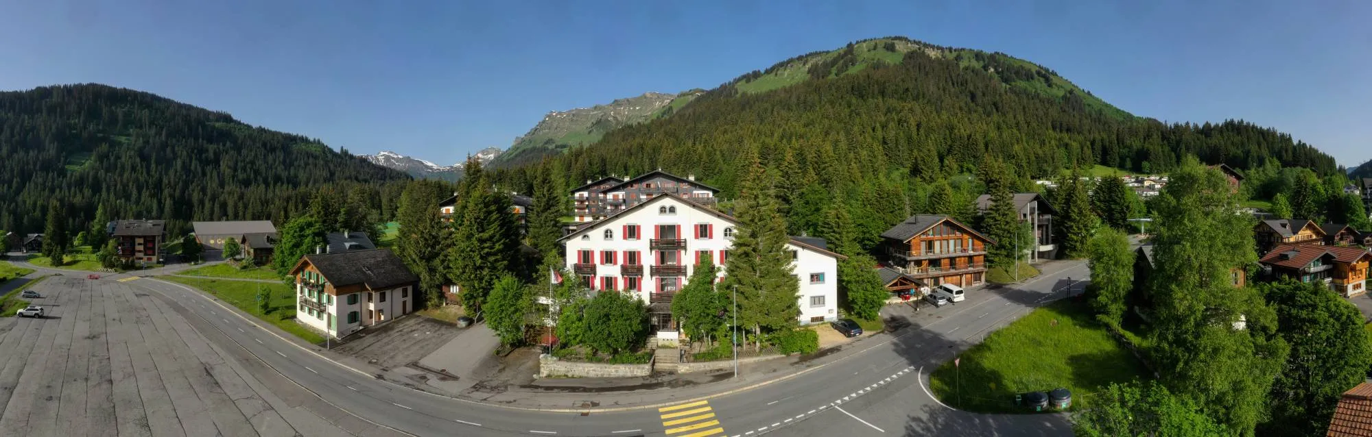 Le Victoria au cœur de Morgins, face aux montagnes