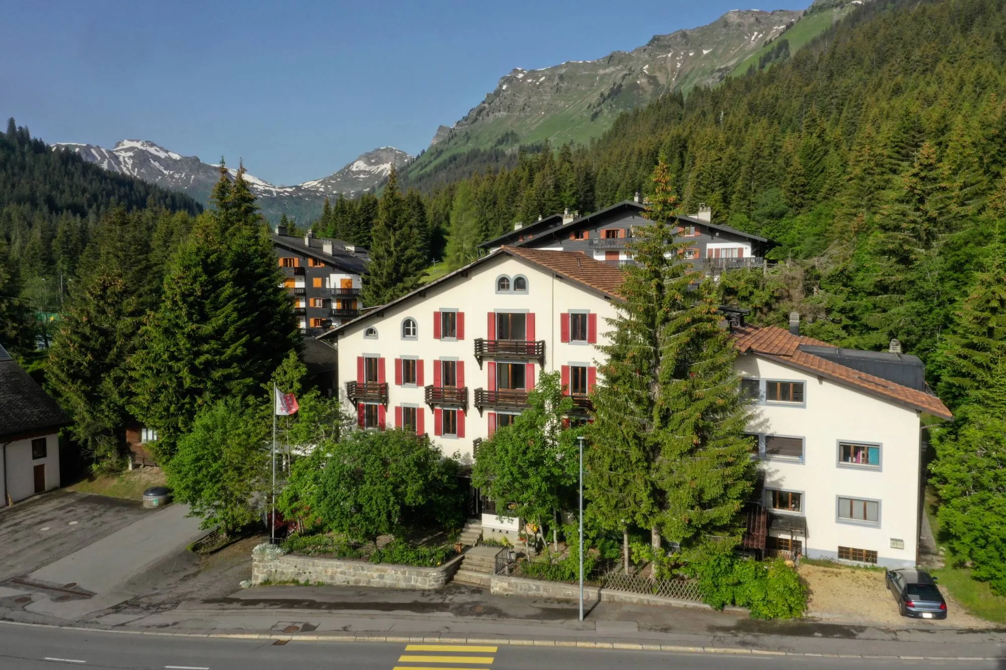 Le Victoria entouré de sapins