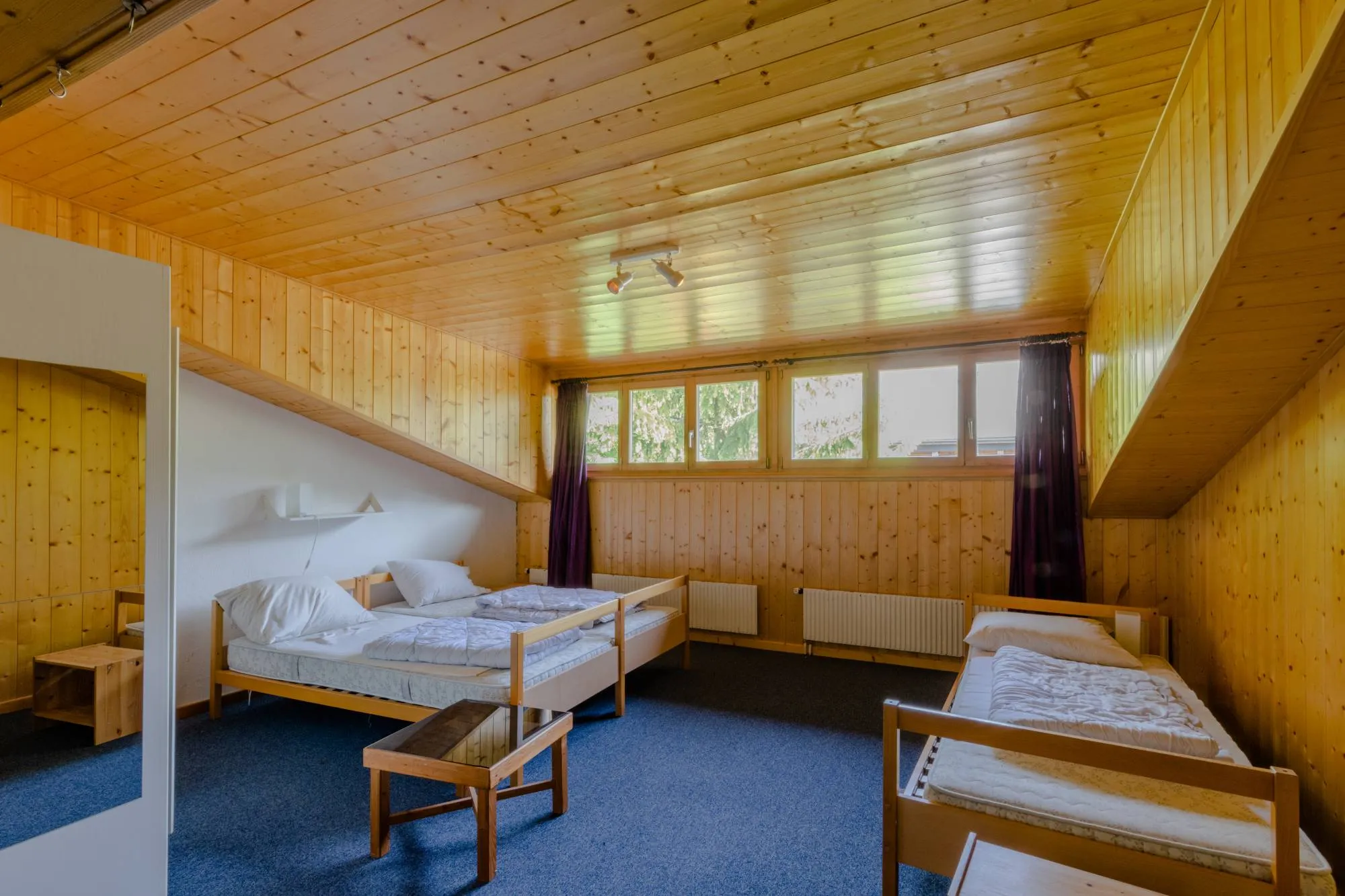 Chambre mansardée boisée