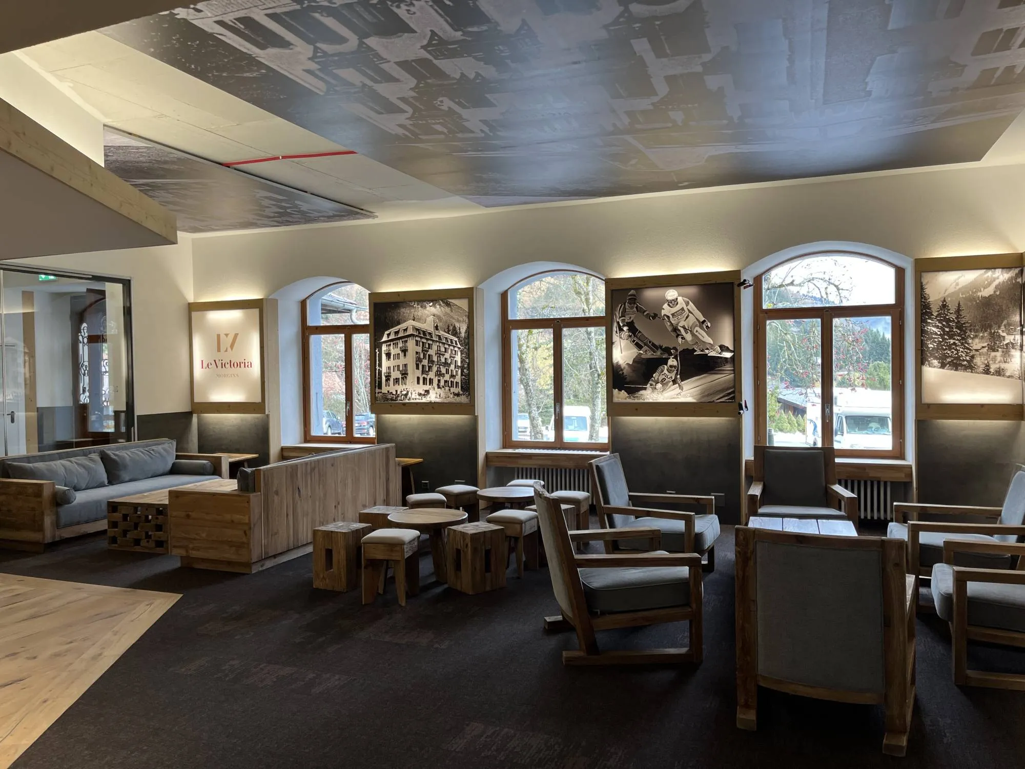 Salon / Bar